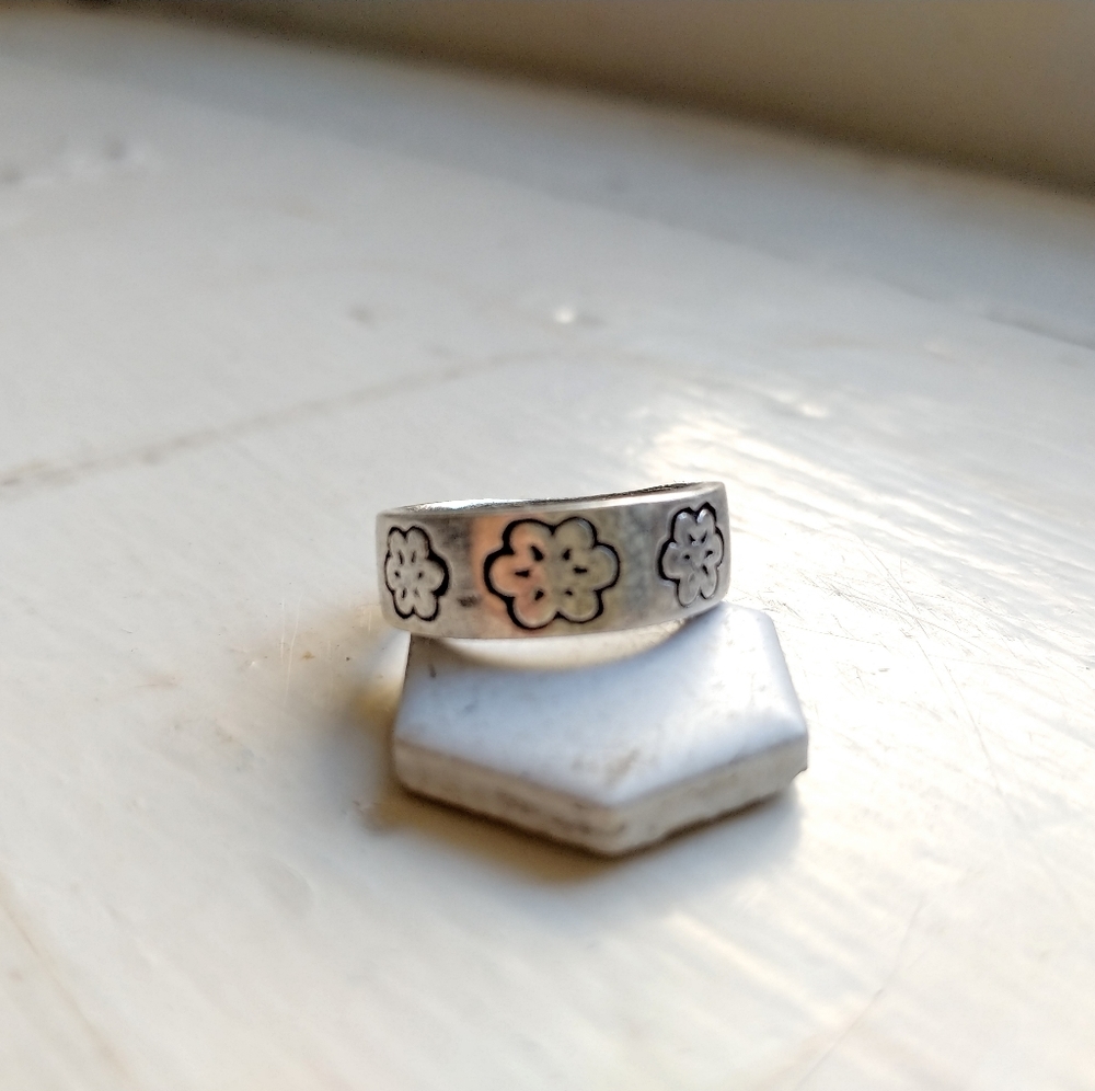 Size 5.5 6 sterling silver flower floral engraved stamped vintage ring band